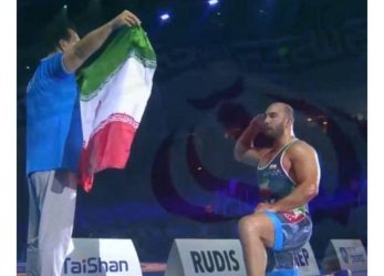 قهرمانان با قدرت می‌درخشند، اما با وفاداری به وطن جاودانه می‌شوند