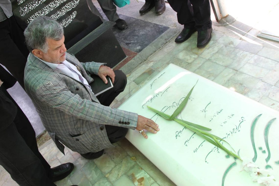 گزارش تصویری مراسم زیارت و غبارروبی و گل افشانی مزار شهدای دفاع مقدس باحضور دبیرکل حزب موتلفه اسلامی