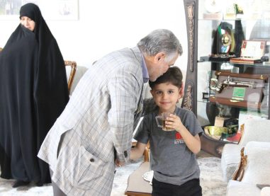 دیدار صمیمانه دبیرکل حزب موتلفه اسلامی با خانواده سردار شهید امیرعلی حاجی‌زاده