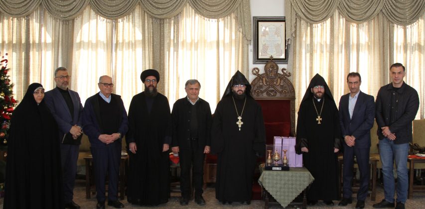 گزارش تصویری دیدار دبیرکل حزب مؤتلفه اسلامی با اسقف کلیسای سرکیس مقدسیان همزمان با میلاد حضرت مسیح(ع)