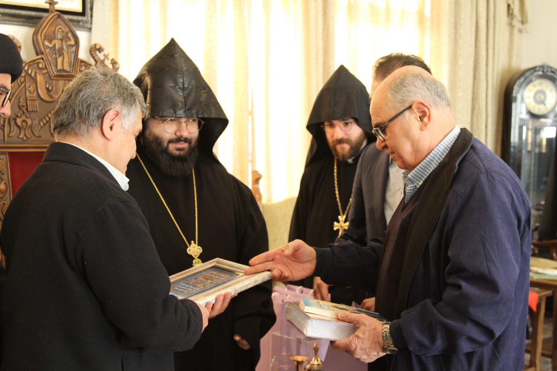 گزارش تصویری دیدار دبیرکل حزب مؤتلفه اسلامی با اسقف کلیسای سرکیس مقدسیان همزمان با میلاد حضرت مسیح(ع)