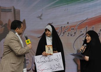 تأکید فرزند شهید مدافع حرم بر استقامت و وحدت ملی در غرفه حزب مؤتلفه اسلامی