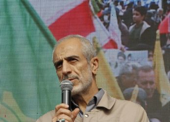 حضور دکتر علیرضا اسلامی فرزند شهید صادق اسلامی در غرفه حزب مؤتلفه اسلامی   